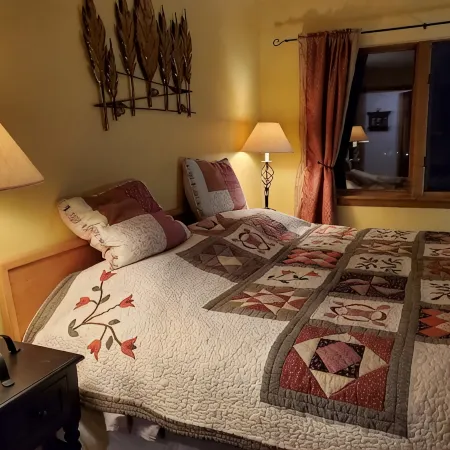 Cozy Ski Condo next to MT Snow with Mountain Views