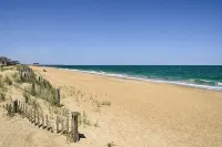 Outer Banks Haven: Pet-Friendly, Walk-to-Beach, EV Charging, Updated Kitchen - ブティック
