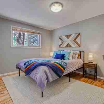 Bend Adventure Retreat ~ Hot Tub, Movie Room & Near Downtown Rooms