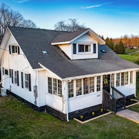 Cozy Farmhouse Gem! - 8 Min to NRG! Hot Tub/ EV Charger