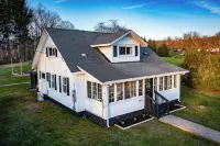 Cozy Farmhouse Gem! - 8 Min to NRG! Hot Tub/ EV Charger - Boutique