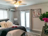 Entire Condominium Home away from Home with Pool, Near Beach Отели рядом с достопримечательностью «Пляж Лав-Бич»