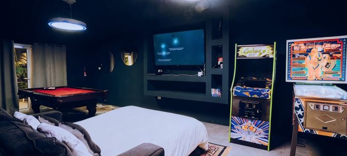 Private villa with pool & gameroom near Eagle Beach Hotels in Eagle Beach