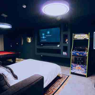 Private villa with pool & gameroom near Eagle Beach Rooms