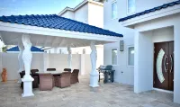 Luxurious Villa Fillipe 2  Beach Front, Sea View: Spacious, Private Pool & AC! - 3-Star