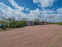 Newly updated home on spacious lot located outside of the city アパッチ・ジャンクションのホテル