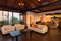Luxurious, Private Chef,  Mesmerizing views, lots of WILDLIFE - 按摩浴池