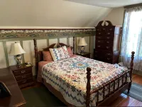Charming 4-bedroom Pearce Historic Farmhouse in Roseburg with AC and WIFI - 4 stjerner