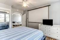 Charming 2 Bedroom with in Home Gym - Bungalow