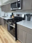 Cozy 1-Bedroom House in Charming Chicago Free Easy Parking , AC, Washer & Dryer