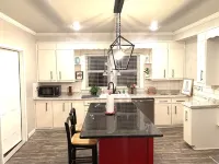 Bison Hall 7, no cleaning fee, near court square - Homestays