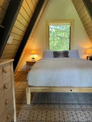 Romantic A-frame Cabin with Cedar Sauna, Private River and Scenic Views - シャレー