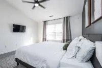 NEW! Stylish Ranch near Grand Park/ Westfield w/ all the Extras! Sleeps 10! - 4つ星