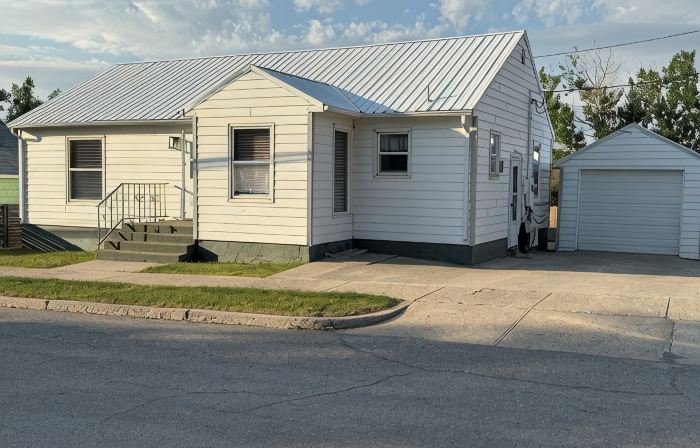 Sixty minutes to Glacier Park! Family friendly house.