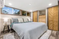 Luxury Tiny Home with private sand beach lake access and Hot Tub - 4-Star