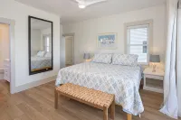 10 Br, Sleeps 26, Panoramic Views, Walk to Beach + Boardwalk, Directly on Lake - 4-Star