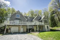 Killington Summer Retreat: Air Conditioned - Sleeps 8 - Fire Pit & Bike Shed - 4 estrellas