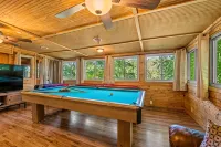 Lakeside Pet Friendly Cabin w/ Hot tub Game Rm Fireplace Elec Vehicle Charger - Chalets