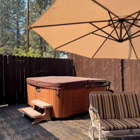 Aspen Ridge Chalet Walk to downtown Truckee and Safeway private hot tub dog ok