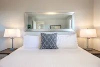 Water View From Every Window With Steps From The Beach - 발코니