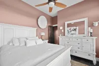 Luxury lakefront escape near Gun Lake - 4-Star