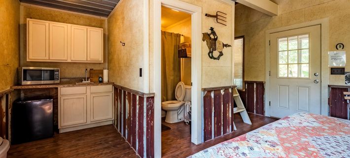 Cozy Rustic Cabins for Self or Family Retreat Hotels in Grayson County