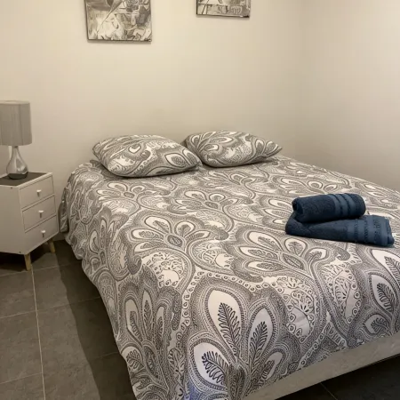 Superbe Appartement Centre Ville Avec vue sur la Mer. Lit et Chaise Haute Bébé