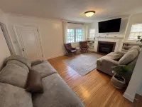 Charming, newly renovated Tudor home next to Morningside University! - 4 ดาว