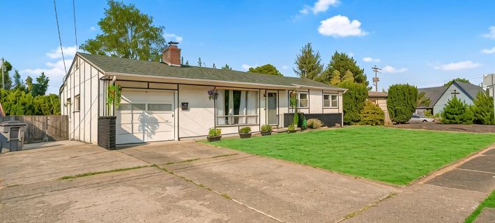Fort Adobe 10 mins to Airport Large fenced Yard Hotels in Vancouver