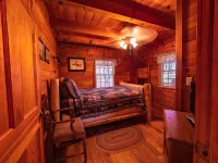 Romantic Log Cabin w/ Hot Tub, Near Mississippi River Retreat - 3 estrellas