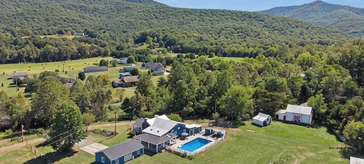Rustic Farmhouse with Pool/hot tub/fire pits/6.5 acres Mountain Views Hotels in Page County