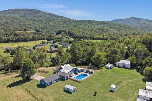 Rustic Farmhouse with Pool/hot tub/fire pits/6.5 acres Mountain Views - Mountain view