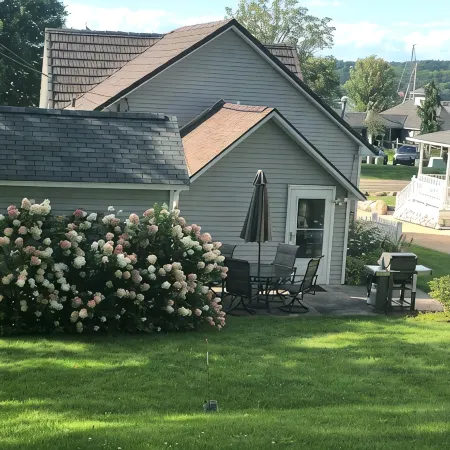 Cozy cottage on beautiful Lake Charlevoix