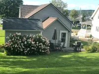 Cozy cottage on beautiful Lake Charlevoix - Wifi