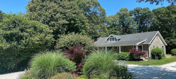 Oak Bluffs Family Retreat - Private Roundabout, Walk to the Beach & Downtown OB. Hotele w: Oak Bluffs