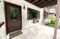Paul's Apartment - 55in TV, Wi-Fi, kitchenette - 4-Star