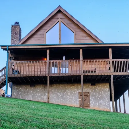 Beautiful 2 bedroom 2 bath clean log cabin.