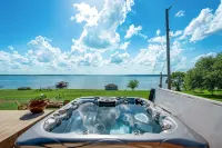 Hot Tub, Kayaks, Underwater Fishing Light! Luxurious Pitch-n-Skip Hideaway! - 4-Star