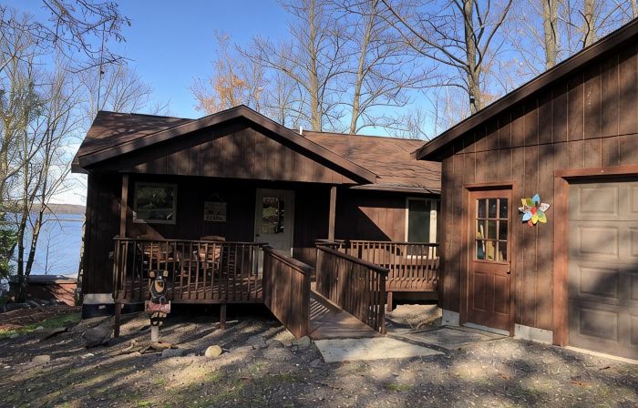 Nelson Lake Retreat: beautiful views of the lake both inside and out.