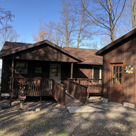 Nelson Lake Retreat: beautiful views of the lake both inside and out.