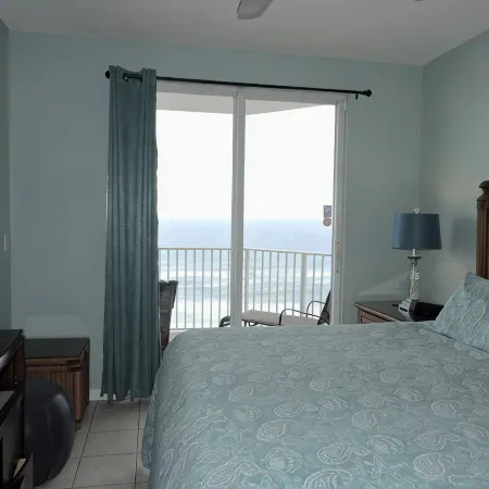 💍 Beachfront w/patio doors fam & bdrm w/rare private underground parking 😉