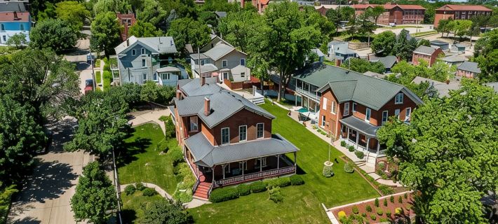 Charming Historic 4 Bedroom with Hot Tub Hoteles en Dubuque