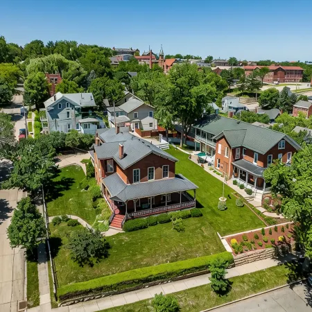 Charming Historic 4 Bedroom with Hot Tub