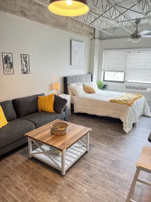 Come stay at our Horizon Hideaway. A modern downtown studio. - balcón