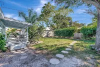 Near DownTown & Napes Beach! Cottage House 2QueenBeds Fenced Back Yard with deck - Jacuzzi