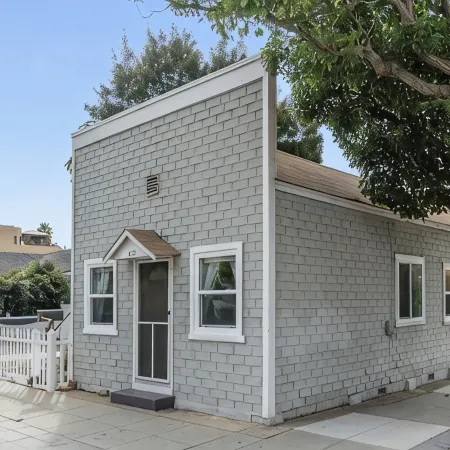 Cozy 1BR Bungalow by the beach, coffee, and dining. Walking Score 10/10