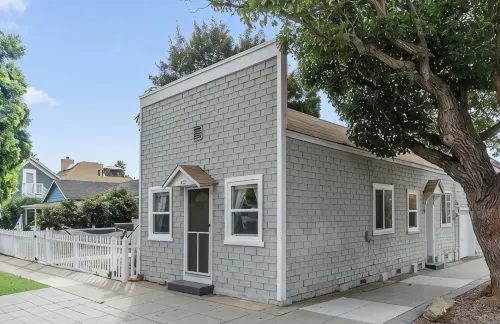 Cozy 1BR Bungalow by the beach, coffee, and dining. Walking Score 10/10 - Apartments