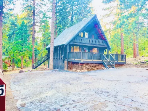 Modern A-Frame cabin that is a nice stroll down to the lake. - シャレー