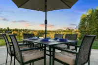 Resort-style Home with stunning views, pool, hot tub, putting green - Homestays