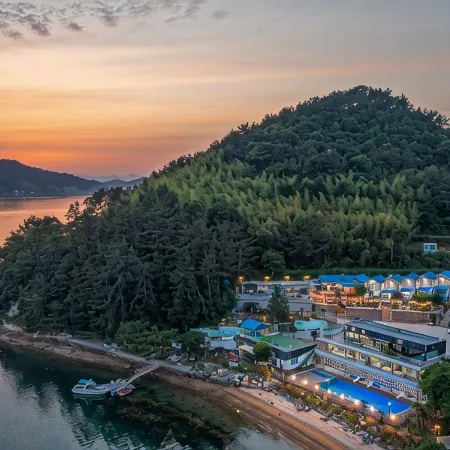 Geoje Island Jangmok Hawaii Pension (Caravan)